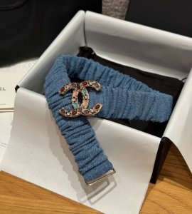 香家彩色水钻腰带 DDD 银色小羊皮材质，柔软有弹性，贴合腰身超舒适，双C标志搭配彩色水钻，香槟金属底座，奢华感满满，宽度适中，日常或正式场合都可以轻松驾驭，收