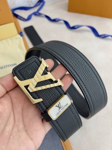 品名：Lv..路易..威登原单腰带 皮带 型号：挂扣，经典镶钻纯钢质扣头，图片实物拍摄 材料：双面头层牛皮，挂扣系列，纯钢材质扣头，钯镀电镀工艺五金永不掉色。经