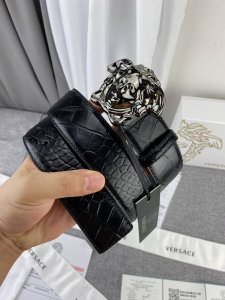 范思哲，宽3.8Cm，重磅推出 新版范思哲美杜莎Versace .，现货实拍 . 进口牛皮头层鳄鱼纹，独家定制 高端大气，精品原单货。
