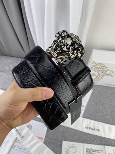 范思哲，宽3.8Cm，重磅推出 新版范思哲美杜莎Versace .，现货实拍 . 进口牛皮头层鳄鱼纹，独家定制 高端大气，精品原单货。