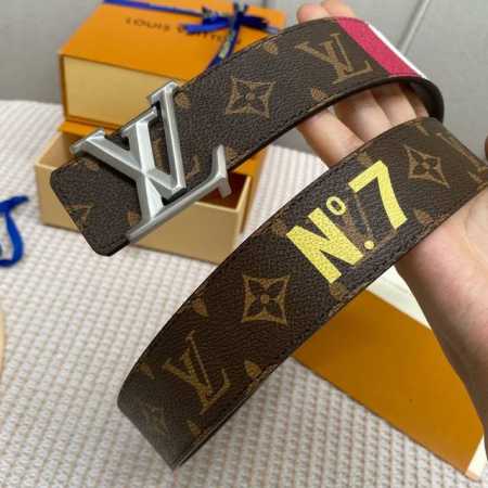 配全套包装礼盒 寬度：40Mm Lv Pyrmide Truck L Oeii雙面腰帶 以品牌經典元素烘托醒目的數字印花原廠面料 內襯小牛皮內里 搭配新型大版菱 - 点击图像关闭