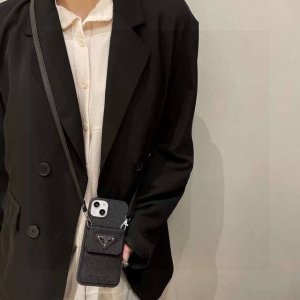 普拉达斜挎卡包手机壳 全包素材 零钱包卡包手机壳 型号 为了不出现报错型号 请打开本机查看手机设置显示的型号 iphone16系列更新 iphone16pro