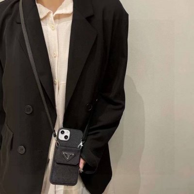 普拉达斜挎卡包手机壳 全包素材 零钱包卡包手机壳 型号 为了不出现报错型号 请打开本机查看手机设置显示的型号 iphone16系列更新 iphone16pro