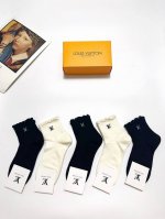 配包装 一盒5 双 Lv 路易威登 经典字母Logo Ins超火爆短筒袜，纯棉面料，潮人必备 ，经典配色 个性时尚百搭款，你值得拥有哦
