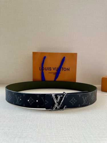 特 本款 4.0宽 Lv Initiales 双面腰带拼合经典 Monogram 帆布和素色皮革，搭配中央 Lv 字母搭扣，为路易威登爱好者提供多样造型选择。一