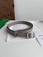 Bv 2025最新款女士编织腰带 纯手工Intreccio大格子编织 双面意大利小牛皮搭配日字型微复古银色针扣 可活动皮环 皮带宽度2Cm 颜色: 海燕灰