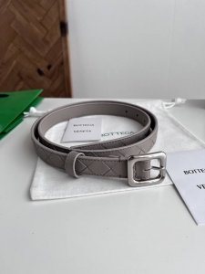 Bv 2025最新款女士编织腰带 纯手工Intreccio大格子编织 双面意大利小牛皮搭配日字型微复古银色针扣 可活动皮环 皮带宽度2Cm 颜色: 海燕灰