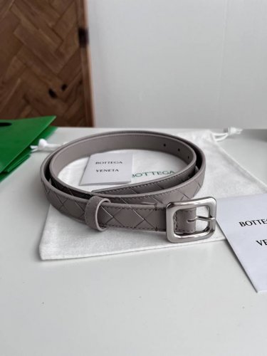 Bv 2025最新款女士编织腰带 纯手工Intreccio大格子编织 双面意大利小牛皮搭配日字型微复古银色针扣 可活动皮环 皮带宽度2Cm 颜色: 海燕灰