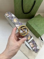 宽度3.8Cm Gucci Gg Marmont系列每一季都会推陈出新，为灵感源于70年代的标志性Gg配件注入宠物现代精髓。这款Gg Supreme帆布腰带反面