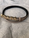 Prada 普拉达 专柜同款 女装休闲细腰带 宽 1.5Cm 这款采用saffiano原版皮内衬光滑小牛皮，搭配prada字母五金扣，可搭配不同风格的服装。原单