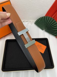 品牌 爱马仕 描述 采用高级真皮精制而成，触感厚实，饰以商标带扣。腰带为意大利尺寸，请在购买前参阅腰带尺寸指南. 铜扣金属配件黑色皮革，采用环保工艺制作而成商标