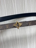 2.0宽，当季新款，双面腰带一面进口牛皮，另一面进口帆布印花，搭配精品四心口，做工精细，实物实拍，是女神的必备之一。