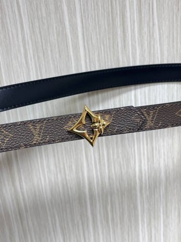 2.0宽，当季新款，双面腰带一面进口牛皮，另一面进口帆布印花，搭配精品四心口，做工精细，实物实拍，是女神的必备之一。