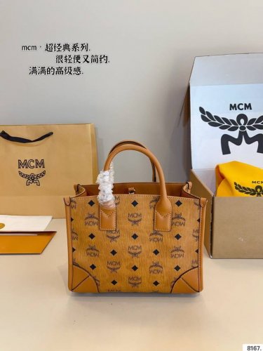 配礼盒 Mcm 帆布托特包 24春夏新款 大小适中的包型＋干净净清爽的配色 充满高级感 大容量＋自重轻，用来短途旅行最合适不过 颜值和实用性兼具的新款包包 轻松