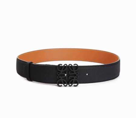 特 Loewe罗意威专柜新款 男士休闲腰带，宽4.0Cm 一面柔软黑色粒面牛皮内衬光滑棕色小牛皮制成，搭配Anagram金属搭扣。 - 点击图像关闭