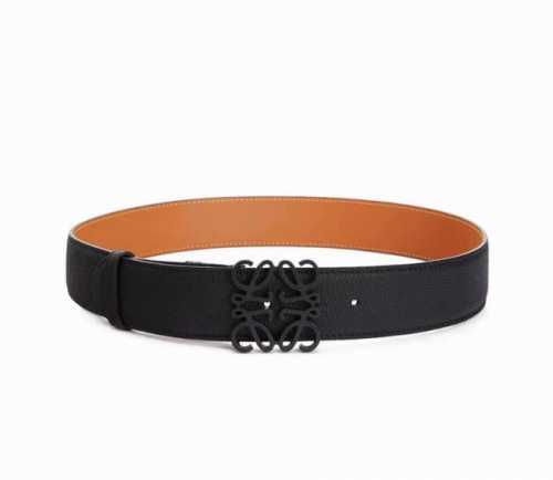 特 Loewe罗意威专柜新款 男士休闲腰带，宽4.0Cm 一面柔软黑色粒面牛皮内衬光滑棕色小牛皮制成，搭配Anagram金属搭扣。