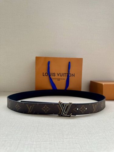 特 Lv Initiales 3.0宽双面腰带以牛皮革搭配品牌标志性的 Damier Cobalt 帆布，丰富时尚造型选择。牛皮革面适合商务造型，反面的 Dam