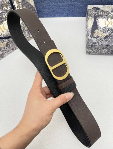 迪奥 3.5Cm 这款 30 Montaigne Avenue 腰带从同名手袋汲取灵感，是二零二三年秋季新品。采用黑色光滑 牛皮革精心制作，质感柔软，设计优雅，