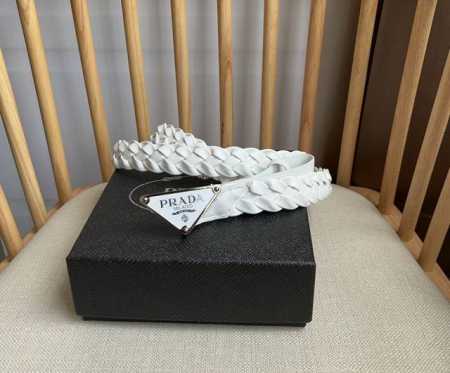 Prada 普拉达 专柜最新款 这款腰带融合休闲和精致的魅力 独特的编织图案别具巧思 搭配饰以涂珐琅三角形徽标的金属腰带扣 彰显prada独具特色的标志性元素 - 点击图像关闭