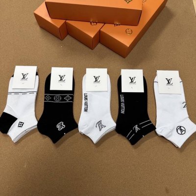 特 Louis Vuitton 路易威登驴家新品女款袜子 一盒五双 纯棉材质，柔软舒适，提花经典Lv标志，炒鸡好看大牌出街，潮人必备超好搭