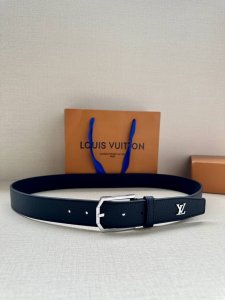 LV 3.4宽 Heritage 腰带选取粒面和光滑皮革，以拉丝金属弧形搭扣彰显优雅格调。LV 饰针点缀末端，与正式着装搭配相宜。
