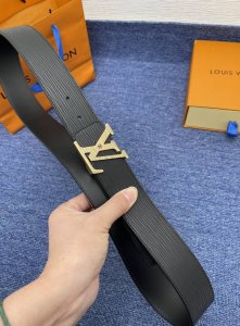 品牌Lv 4.0Cm 描述这款饰有Lv带扣的腰带配以水牛皮衬里，覆以Monogram 牛皮。展现细腻的品牌特质，是牛仔裤的理想配件 Lv字母带扣 Monogra