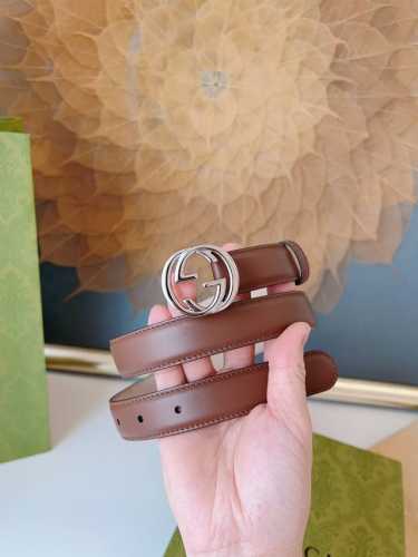 特 P170 Gucci专柜同步 代码370717 宽度2.5Cm Cruise 系列的外观将功能性与时尚感相结合。这款优雅的腰带采用黑色皮革制成，饰有互锁G型