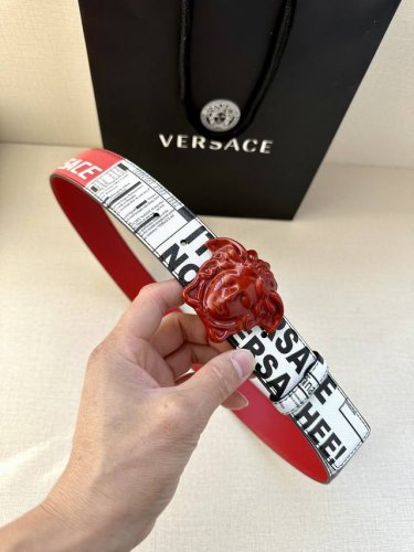 宽度4.0Cm Versace范思哲此款Palazzo腰带采用牛皮革面料制作，并饰有Le Pop Classique图案印花和标志性的美杜莎五金配件。