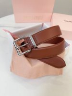 特 缪缪Miumiu专柜新款 这款皮革腰带是提升别致造型品味的理想之选。醒目的刻字五金徽标搭配方型针扣，手感柔软细腻的小牛皮。非常时尚百搭 宽:3.5Cm