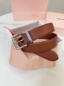 特 缪缪Miumiu专柜新款 这款皮革腰带是提升别致造型品味的理想之选。醒目的刻字五金徽标搭配方型针扣，手感柔软细腻的小牛皮。非常时尚百搭 宽:3.5Cm