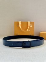 3.4宽 本款 Lv Heritage 双面腰带以压鳄鱼皮革和光滑皮革呈现纹理之间的瞩目对比，搭配金属搭扣，成就优雅摩登之选
