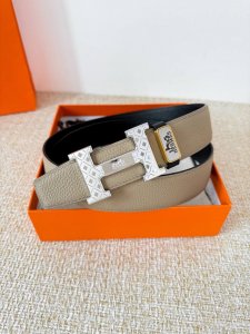 品名： 爱玛仕.Hermes腰带 皮带 原单 型号：挂扣，经典纯钢材质扣头，双面头层牛皮，图片实物拍摄 材料：双面头层牛皮，挂扣系列，纯钢材质扣头，镀钯电镀工艺