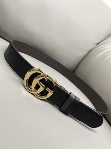 特 双面经典热压款 3.7双面腰带，一侧为Gucci Signature皮革，反面一侧为单色皮革。配以互扣式双G带扣