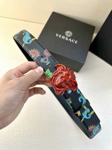 宽度4.0Cm Versace范思哲此款Palazzo腰带采用牛皮革面料制作，并饰有Le Pop Classique图案印花和标志性的美杜莎五金配件。
