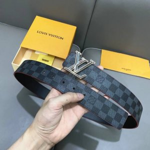 寬度：40Mm Lv Pyrmide Truck L Oeii雙面腰帶 進口面料襯托原廠小牛皮底 飾有高級紅邊緣視覺效果 搭扣與皮帶相呼應締造獨特造型 雙面用