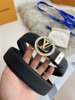 品名：Lv..路易..威登 腰带自动带 皮带 型号：自动扣，纯钢材质自动扣，头层牛皮自动带身，实物拍摄 材料：百分百头层牛皮，保证真皮。24K纯钢扣，永不掉色专
