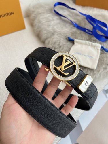 品名：Lv..路易..威登 腰带自动带 皮带 型号：自动扣，纯钢材质自动扣，头层牛皮自动带身，实物拍摄 材料：百分百头层牛皮，保证真皮。24K纯钢扣，永不掉色专