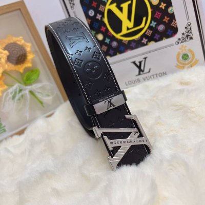 品名：Lv..路易..威登原单 材质：原单牛皮腰带 百分百头层牛皮腰带保证真皮，24K纯钢扣，专柜原单品质、做工精细，时尚大牌，送人自用首选 包装： 请认准如图