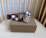 p220 Burberry 巴宝莉专柜同步上新以品牌标志性格纹和皮革材质打造 双面两用设计 搭配镀金品牌专属标识造型的搭扣 宽:3.5Cm 精致优雅 简单大方