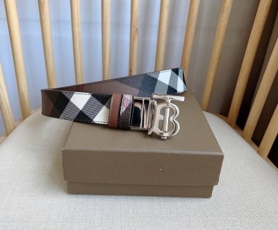 p220 Burberry 巴宝莉专柜同步上新以品牌标志性格纹和皮革材质打造 双面两用设计 搭配镀金品牌专属标识造型的搭扣 宽:3.5Cm 精致优雅 简单大方