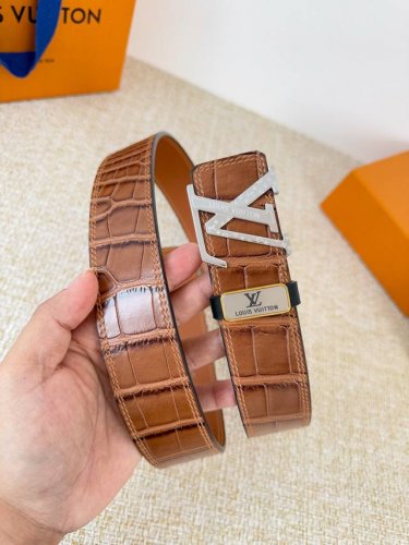 品名： Lv..路易..威登腰带皮带原单 型号：挂扣，经典纯钢材质挂扣，头层牛皮，图片实物拍摄 材料：头层牛皮，挂扣系列，纯钢材质扣头，钯镀电镀工艺永不掉色。原