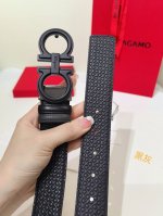 菲拉～这款双面皮带风格优雅，采用双饰面设计，灵活演绎多变造型，时刻保持考究格调，可谓现代绅雅男士的主打配饰。天然粒纹牛皮面与锤纹牛皮面相互拼接，呈现前卫醒目的边
