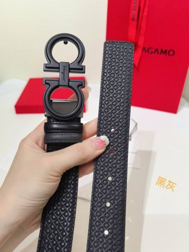 菲拉～这款双面皮带风格优雅，采用双饰面设计，灵活演绎多变造型，时刻保持考究格调，可谓现代绅雅男士的主打配饰。天然粒纹牛皮面与锤纹牛皮面相互拼接，呈现前卫醒目的边