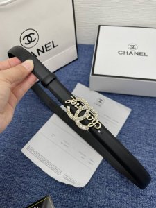品牌香奈儿女带 描述双面原版皮可调节式皮带，小牛皮材质，配有钯金色和银色钢金属扣 牛皮材质 不锈钢 香奈儿扣 2.0厘米 意大利制造 腰带为意大利尺寸，请在购买