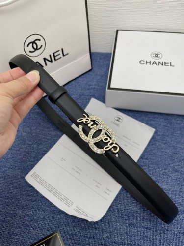 品牌香奈儿女带 描述双面原版皮可调节式皮带，小牛皮材质，配有钯金色和银色钢金属扣 牛皮材质 不锈钢 香奈儿扣 2.0厘米 意大利制造 腰带为意大利尺寸，请在购买
