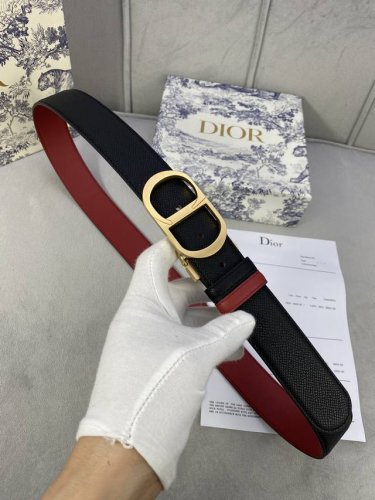 宽度3.5Cm Dior粒面触感牛皮革镂空“Cd”扣皮带，黑色手掌纹粒面小牛皮底触感柔软。