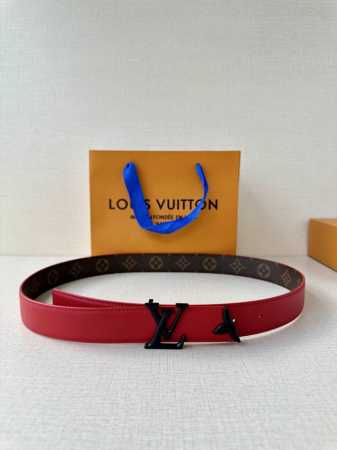 特 本款3.0宽Pretty Lv 双面腰带以华美皮革和 Monogram 帆布演绎两式风尚，凝聚工艺淬炼和创意巧思。莹泽金属雕琢 Lv Initiales 搭 - 点击图像关闭