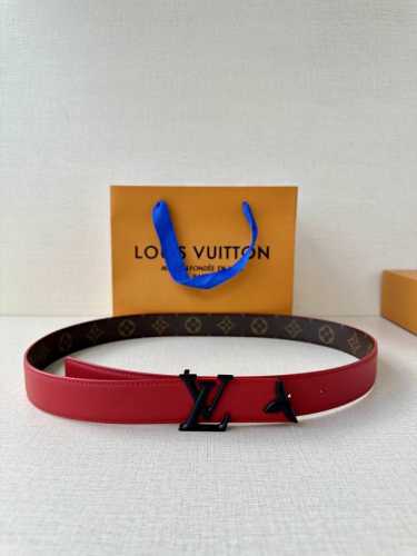 特 本款3.0宽Pretty Lv 双面腰带以华美皮革和 Monogram 帆布演绎两式风尚，凝聚工艺淬炼和创意巧思。莹泽金属雕琢 Lv Initiales 搭