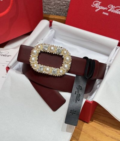 Rv女士双面腰带 DDD 这款腰带采用双面牛皮革制作，延续标志性简约方圆扣，温润色彩流转细腻光泽，诠释隽永迷人的法式风情，无论搭配牛仔裤还是连衣裙都很百搭，细节