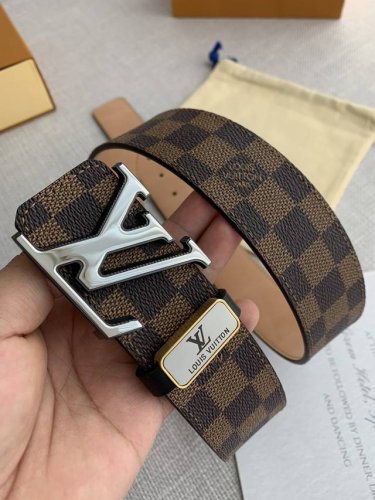 品名： Lv..路易..威登腰带皮带原单 型号：挂扣，经典纯钢材质双色挂扣，图片实物拍摄 材料：头层牛皮，挂扣系列，纯钢材质扣头，钯镀电镀工艺永不掉色。经典咖格